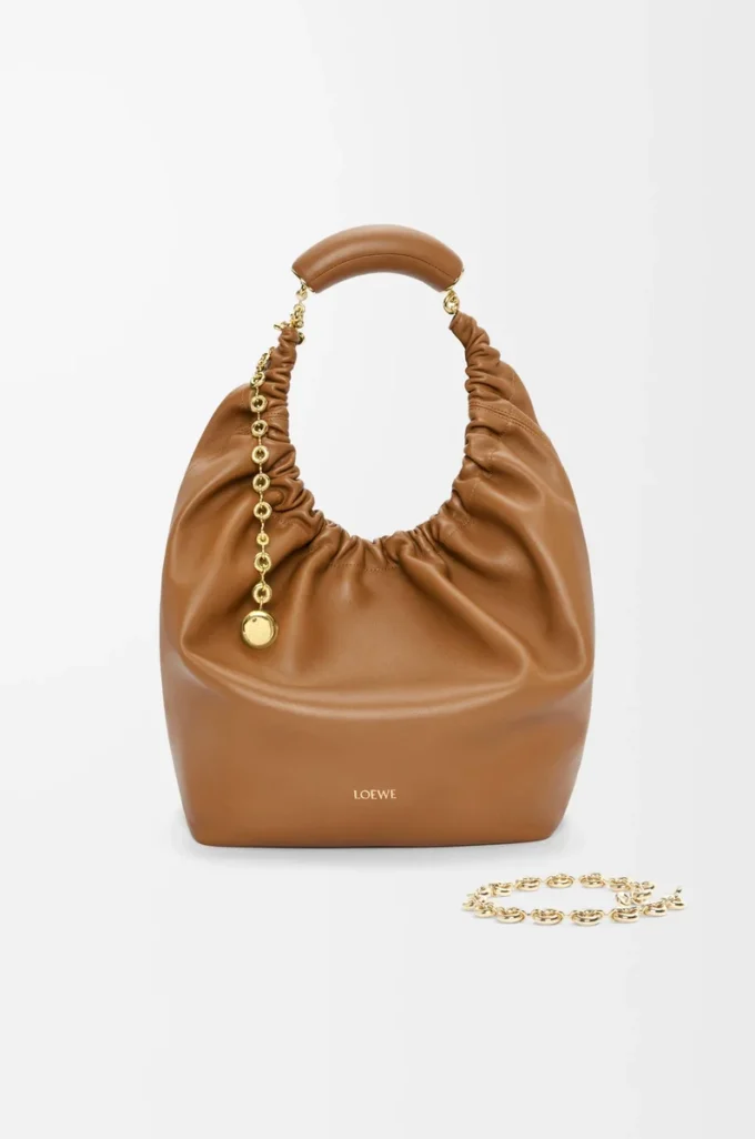 Bolso Squeeze mediano en suave piel de cordero napa roble Bolso Squeeze mediano en suave piel de cordero napa roble