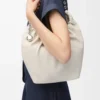 Bolso Squeeze pequeño en piel de cordero napa suave color sal marina Bolso Squeeze pequeño en piel de cordero napa suave color sal marina