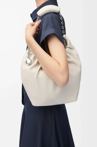 Bolso Squeeze pequeño en piel de cordero napa suave color sal marina