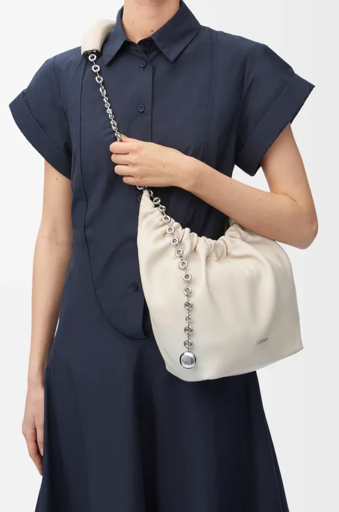 Bolso Squeeze pequeño en piel de cordero napa suave color sal marina Bolso Squeeze pequeño en piel de cordero napa suave color sal marina