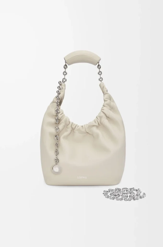 Bolso Squeeze pequeño en piel de cordero napa suave color sal marina Bolso Squeeze pequeño en piel de cordero napa suave color sal marina