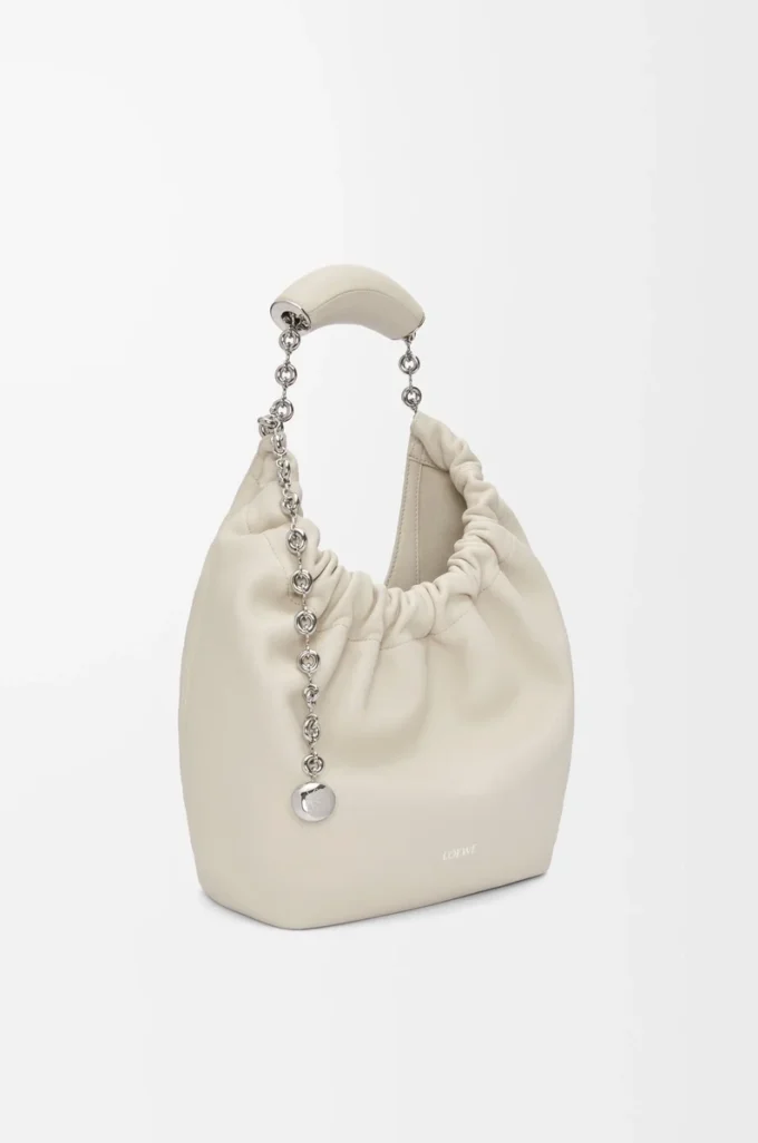 Bolso Squeeze pequeño en piel de cordero napa suave color sal marina Bolso Squeeze pequeño en piel de cordero napa suave color sal marina