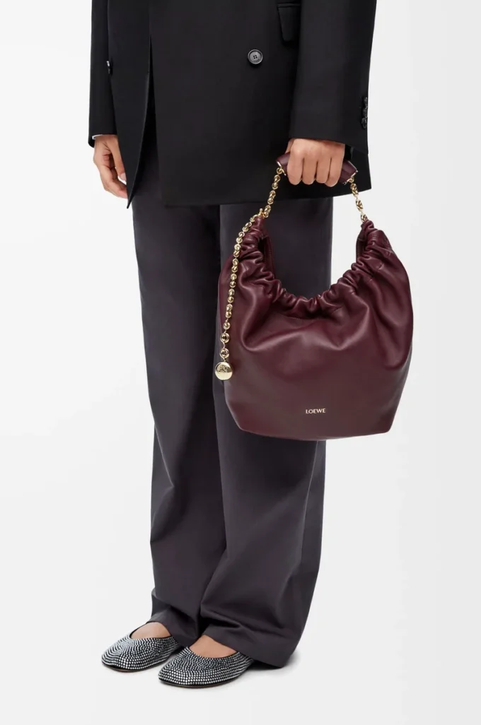 Bolso Squeeze pequeño en suave piel de cordero napa Burdeos oscuro Bolso Squeeze pequeño en suave piel de cordero napa Burdeos oscuro