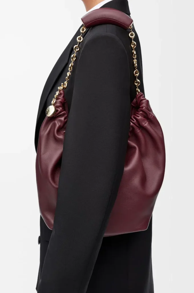 Bolso Squeeze pequeño en suave piel de cordero napa Burdeos oscuro Bolso Squeeze pequeño en suave piel de cordero napa Burdeos oscuro