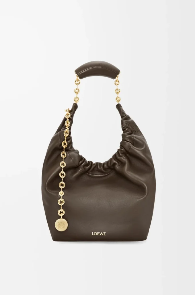 Bolso Squeeze pequeño en suave piel de cordero napa Chocolate Bolso Squeeze pequeño en suave piel de cordero napa Chocolate