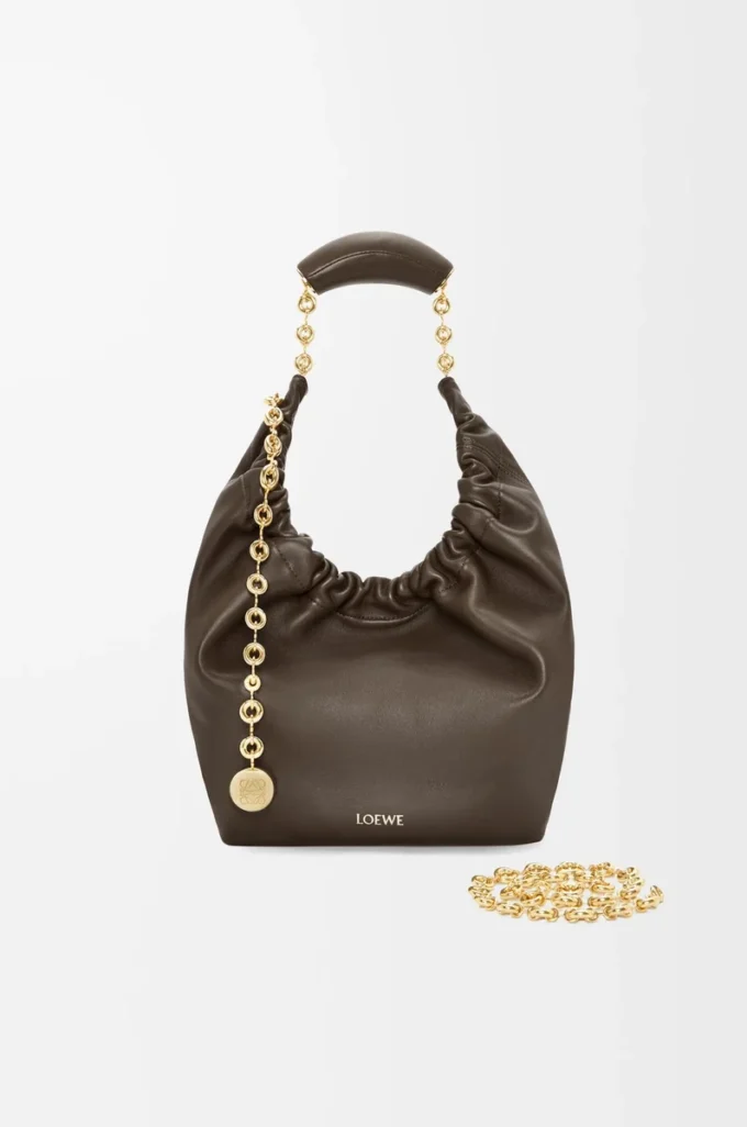Bolso Squeeze pequeño en suave piel de cordero napa Chocolate Bolso Squeeze pequeño en suave piel de cordero napa Chocolate