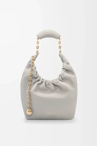 Bolso Squeeze pequeño en suave piel de cordero napa gris concha