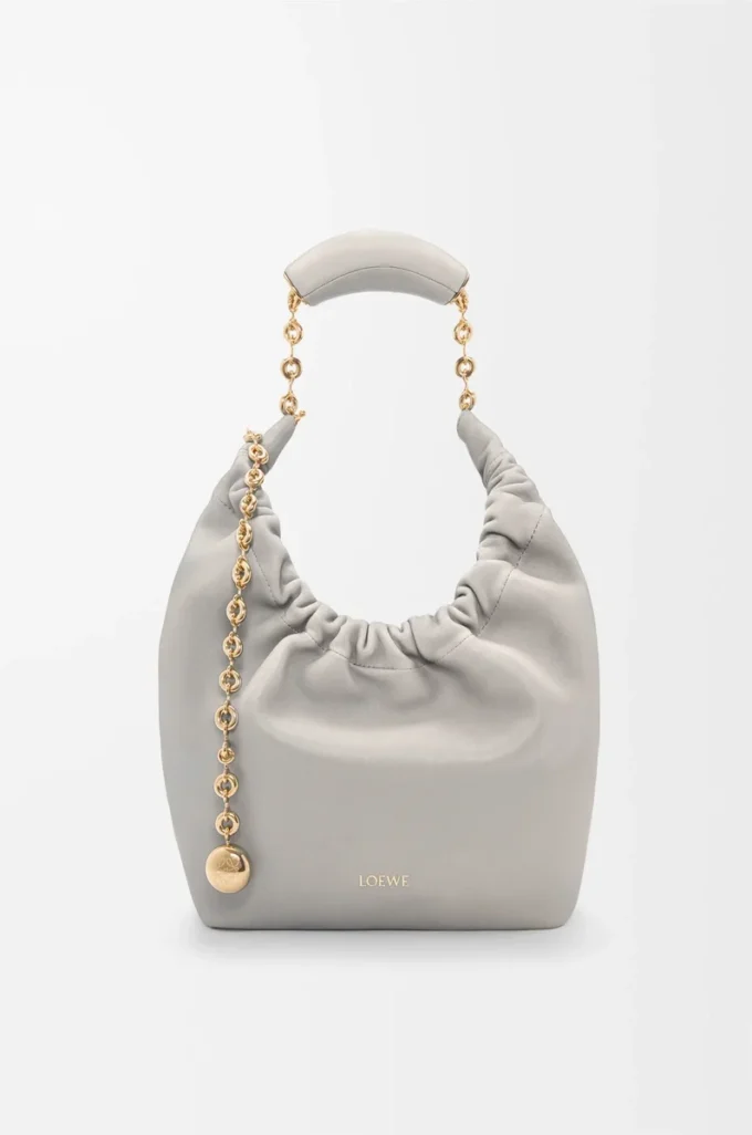 Bolso Squeeze pequeño en suave piel de cordero napa gris concha Bolso Squeeze pequeño en suave piel de cordero napa gris concha