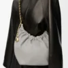 Bolso Squeeze pequeño en suave piel de cordero napa gris concha Bolso Squeeze pequeño en suave piel de cordero napa gris concha