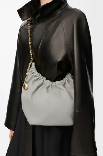 Bolso Squeeze pequeño en suave piel de cordero napa gris concha