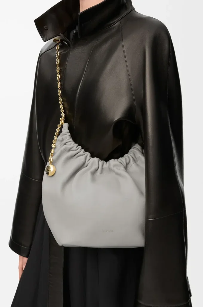 Bolso Squeeze pequeño en suave piel de cordero napa gris concha Bolso Squeeze pequeño en suave piel de cordero napa gris concha