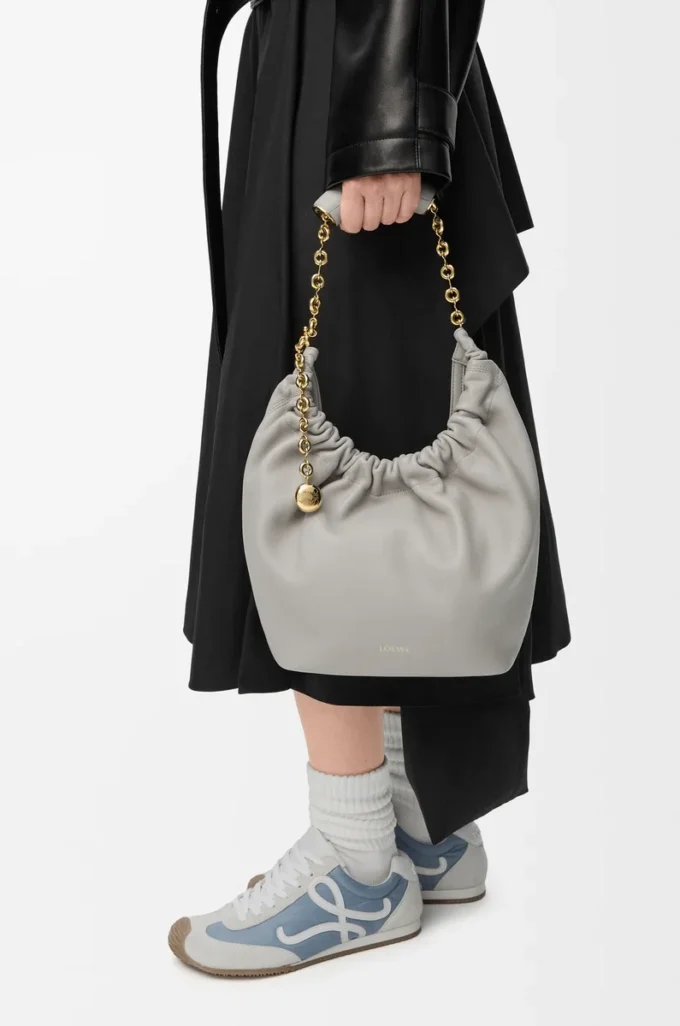Bolso Squeeze pequeño en suave piel de cordero napa gris concha Bolso Squeeze pequeño en suave piel de cordero napa gris concha