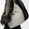 Bolso Squeeze pequeño en suave piel de cordero napa gris concha Bolso Squeeze pequeño en suave piel de cordero napa gris concha