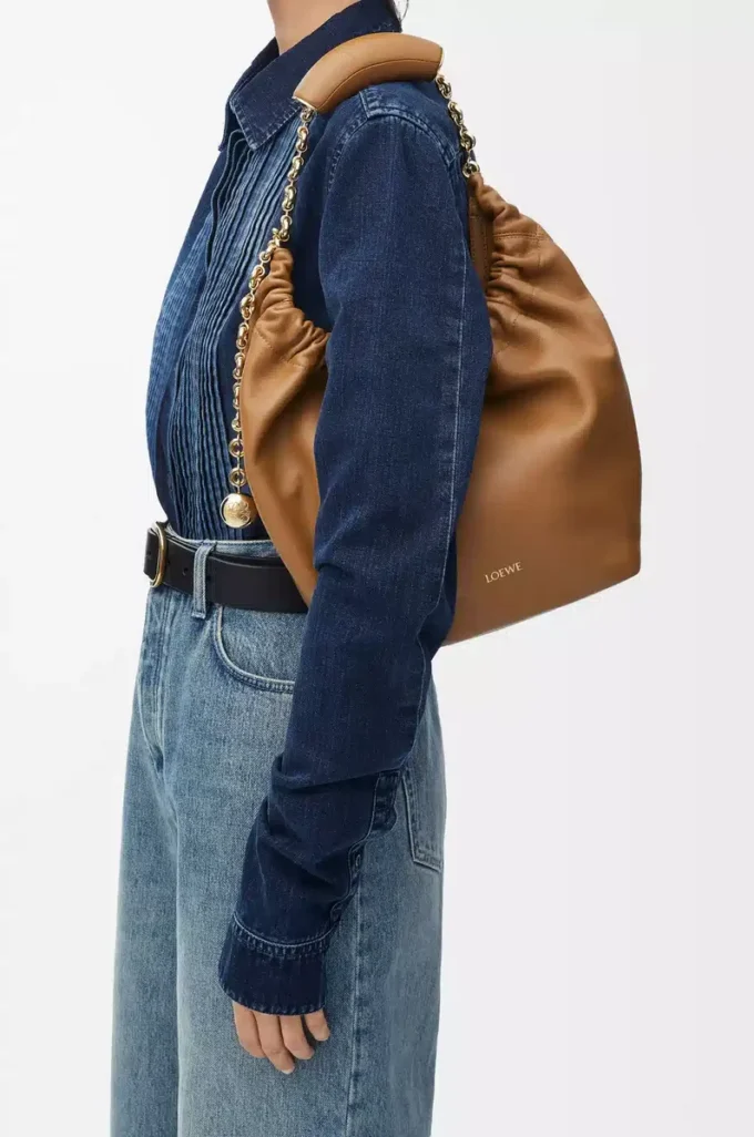 Bolso Squeeze pequeño en suave piel de cordero napa Roble Bolso Squeeze pequeño en suave piel de cordero napa Roble