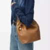 Bolso Squeeze pequeño en suave piel de cordero napa Roble Bolso Squeeze pequeño en suave piel de cordero napa Roble