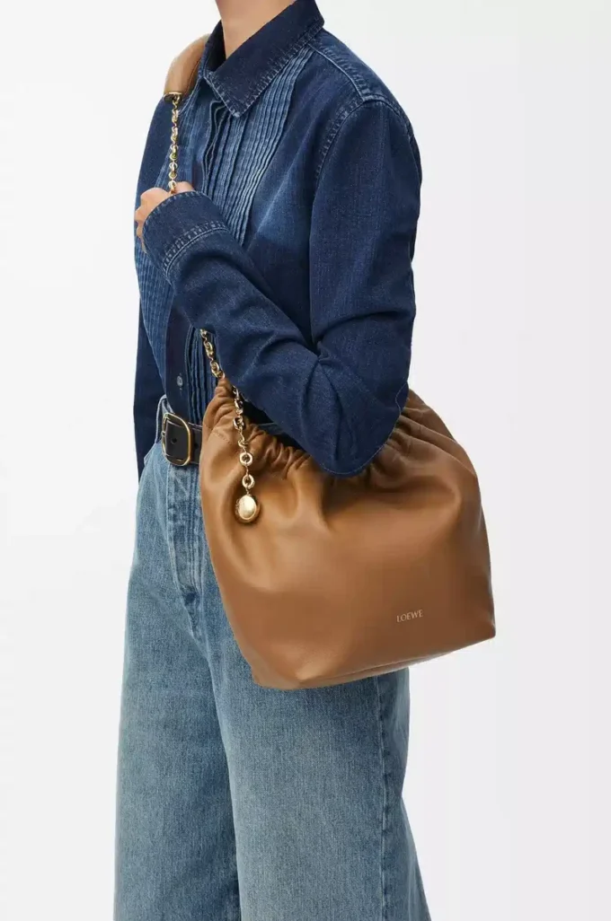 Bolso Squeeze pequeño en suave piel de cordero napa Roble Bolso Squeeze pequeño en suave piel de cordero napa Roble