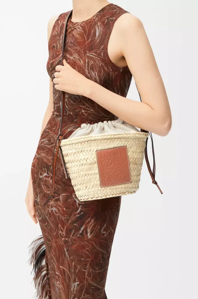 Bolso tipo cubo con cordón de palma y piel de becerro Natural/Tan Bolso tipo cubo con cordón de palma y piel de becerro Natural/Tan