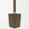 Bolso tipo cubo Pebble grande en piel de becerro ante Dark Olive