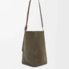 Bolso tipo cubo Pebble grande en piel de becerro ante Dark Olive