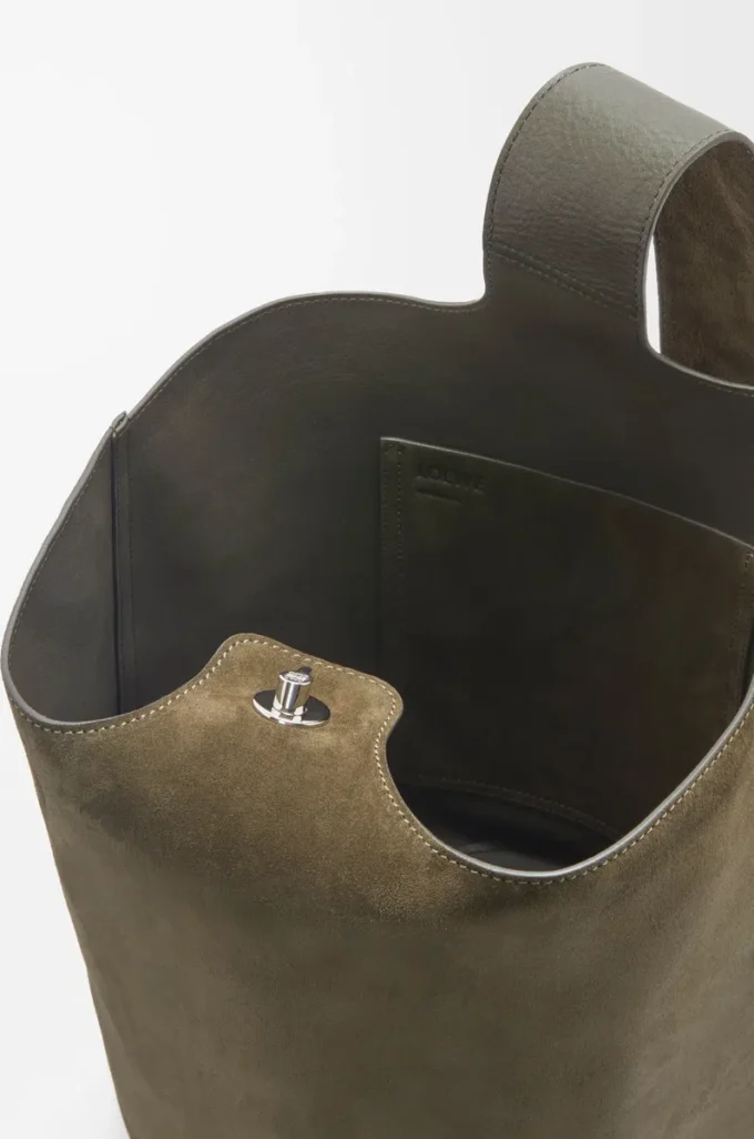 Bolso tipo cubo Pebble grande en piel de becerro ante Dark Olive