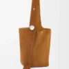 Bolso tipo cubo Pebble grande en piel de becerro ante Tabaco