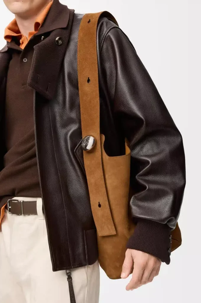 Bolso tipo cubo Pebble grande en piel de becerro ante Tabaco