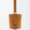 Bolso tipo cubo Pebble grande en piel de becerro ante Tabaco