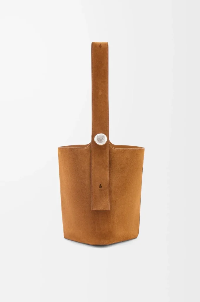 Bolso tipo cubo Pebble grande en piel de becerro ante Tabaco