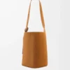 Bolso tipo cubo Pebble grande en piel de becerro ante Tabaco