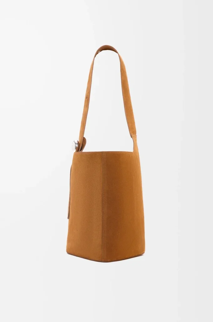 Bolso tipo cubo Pebble grande en piel de becerro ante Tabaco