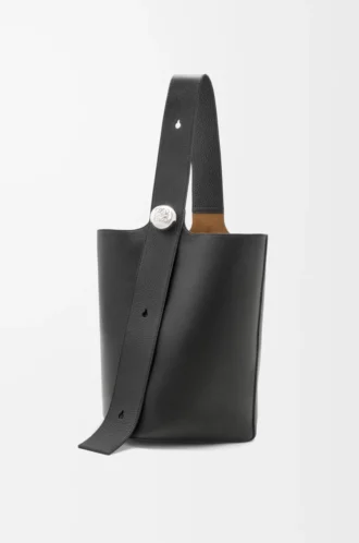 Bolso tipo cubo Pebble grande en piel de becerro granulada flexible, color negro