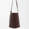 Bolso tipo cubo Pebble grande en piel de becerro granulada flexible Oxblood