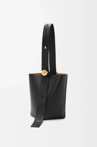 Bolso tipo cubo Pebble mediano en piel de becerro lisa, color negro