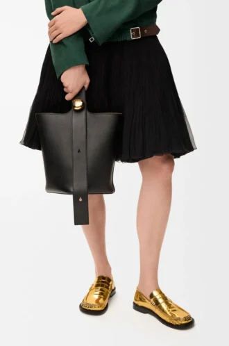 Bolso tipo cubo Pebble mediano en piel de becerro lisa, color negro