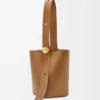 Bolso tipo cubo Pebble mediano en piel de becerro lisa Oak Bolso tipo cubo Pebble mediano en piel de becerro lisa Oak