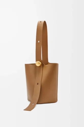 Bolso tipo cubo Pebble mediano en piel de becerro lisa Oak