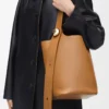 Bolso tipo cubo Pebble mediano en piel de becerro lisa Oak Bolso tipo cubo Pebble mediano en piel de becerro lisa Oak