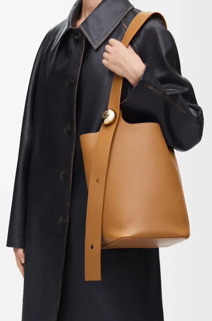 Bolso tipo cubo Pebble mediano en piel de becerro lisa Oak Bolso tipo cubo Pebble mediano en piel de becerro lisa Oak