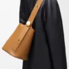 Bolso tipo cubo Pebble mediano en piel de becerro lisa Oak Bolso tipo cubo Pebble mediano en piel de becerro lisa Oak