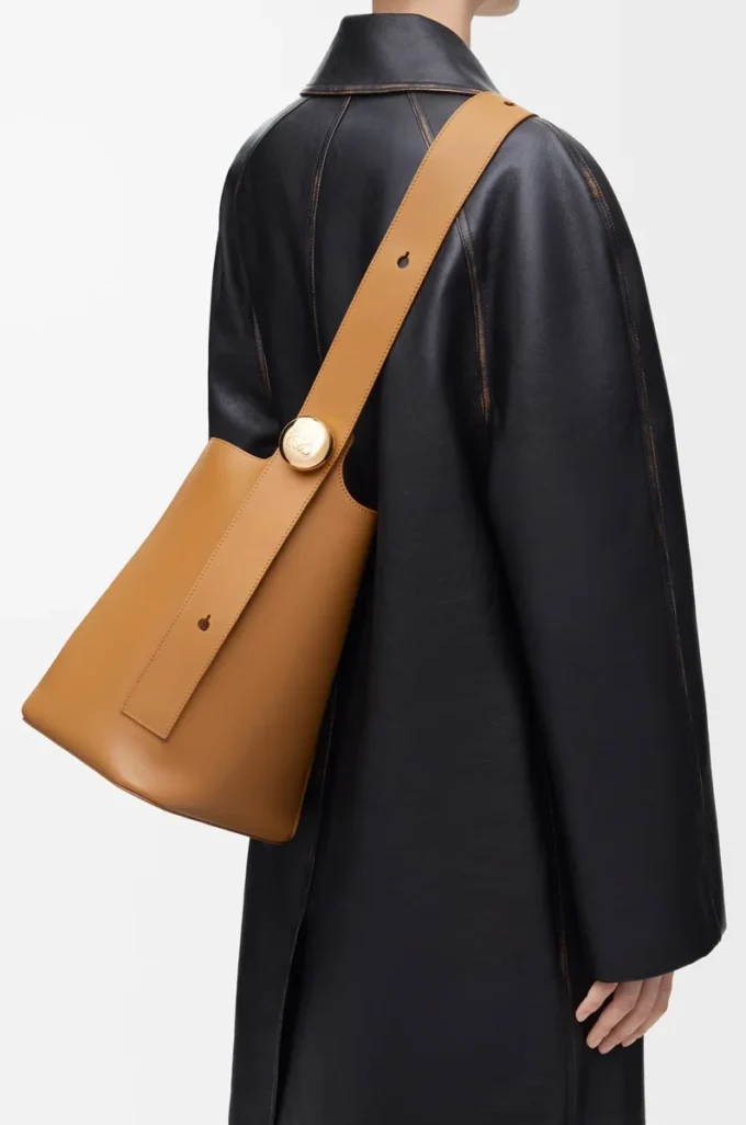 Bolso tipo cubo Pebble mediano en piel de becerro lisa Oak Bolso tipo cubo Pebble mediano en piel de becerro lisa Oak