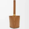 Bolso tipo cubo Pebble mediano en piel de becerro lisa Oak Bolso tipo cubo Pebble mediano en piel de becerro lisa Oak