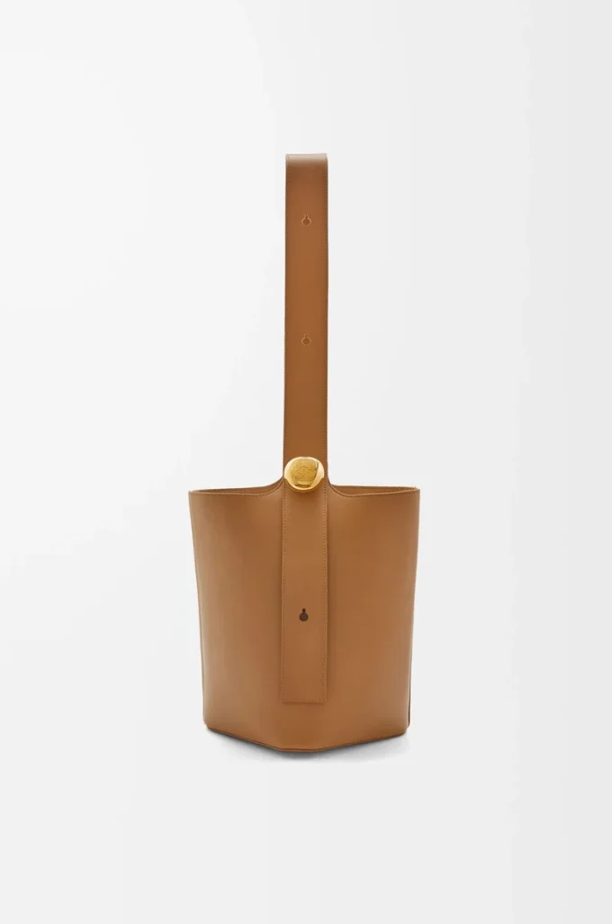 Bolso tipo cubo Pebble mediano en piel de becerro lisa Oak Bolso tipo cubo Pebble mediano en piel de becerro lisa Oak