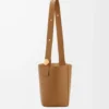 Bolso tipo cubo Pebble mediano en piel de becerro lisa Oak Bolso tipo cubo Pebble mediano en piel de becerro lisa Oak
