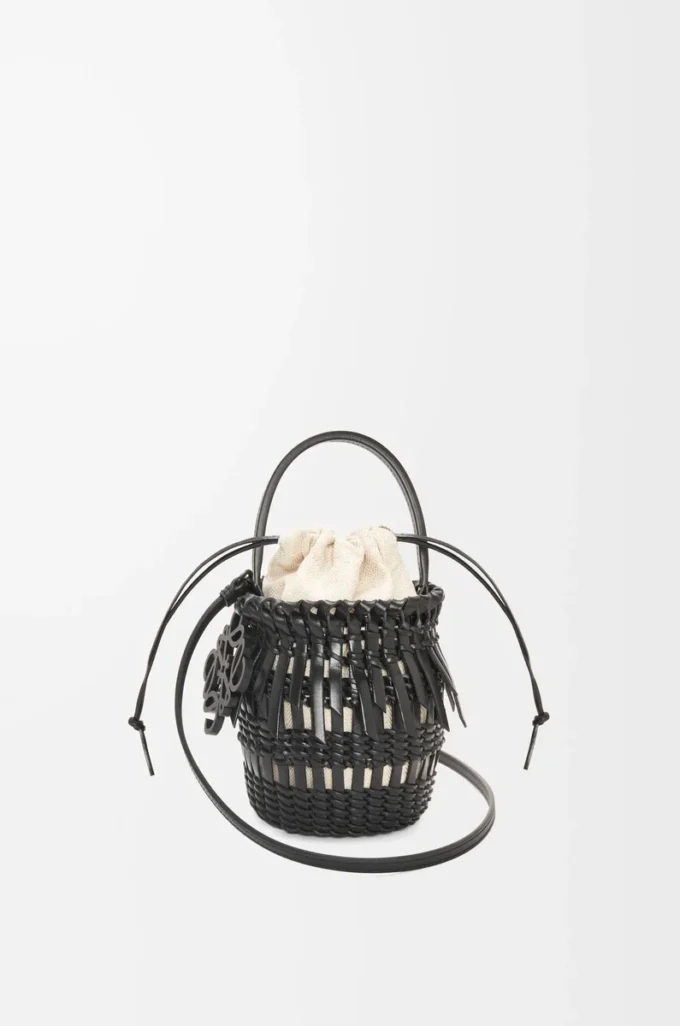 Bolso tipo cubo pequeño con flecos en piel de becerro Negro Bolso tipo cubo pequeño con flecos en piel de becerro Negro