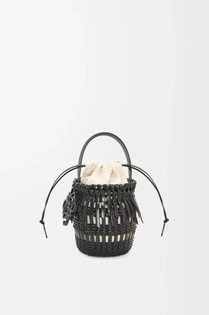 Bolso tipo cubo pequeño con flecos en piel de becerro Negro Bolso tipo cubo pequeño con flecos en piel de becerro Negro