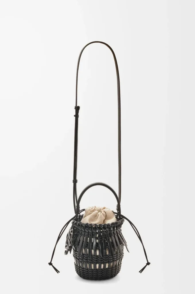 Bolso tipo cubo pequeño con flecos en piel de becerro Negro Bolso tipo cubo pequeño con flecos en piel de becerro Negro