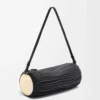 Bolso tipo pulsera en napa plisada negra Bolso tipo pulsera en napa plisada negra