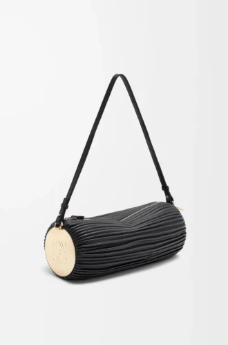 Bolso tipo pulsera en napa plisada negra
