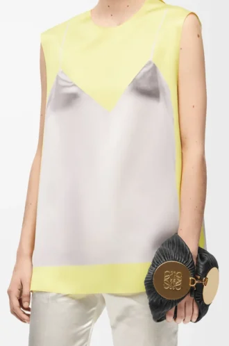 Bolso tipo pulsera en napa plisada negra