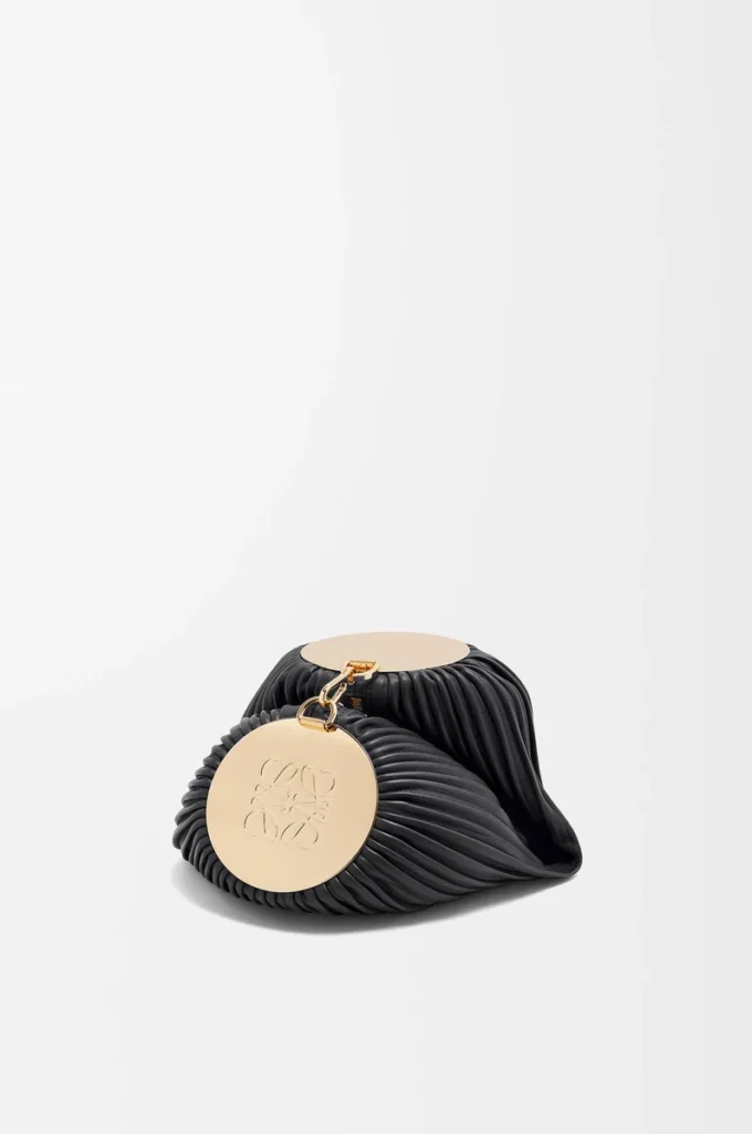 Bolso tipo pulsera en napa plisada negra Bolso tipo pulsera en napa plisada negra